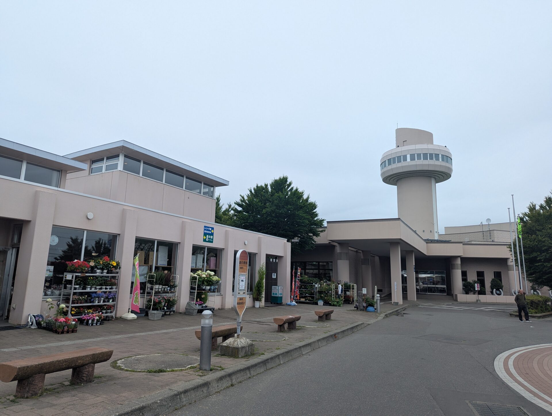 道の駅サラブレッドロード新冠の外観と展望塔