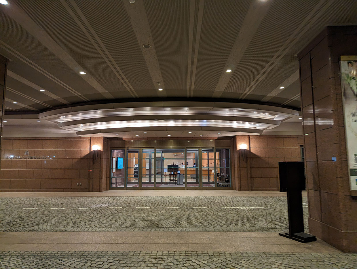 ホテル日航ノースランド帯広のエントランス。石畳のアプローチと重厚なガラス扉、柔らかな照明が迎える夜の入口。