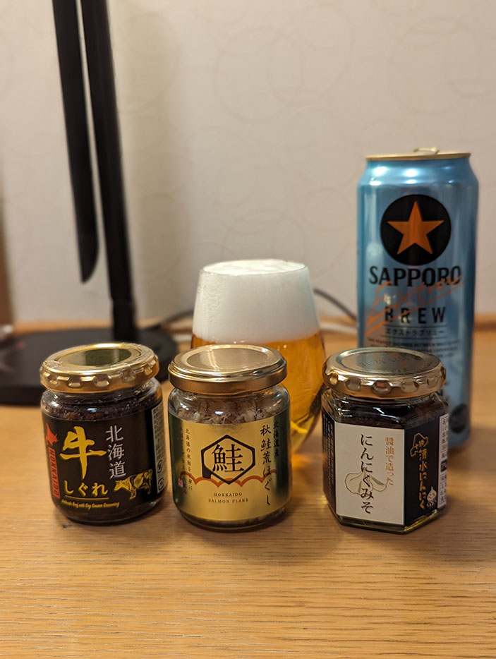 北海道産の牛しぐれ・鮭ほぐし・にんにく味噌の瓶詰めとサッポロクラシックビール