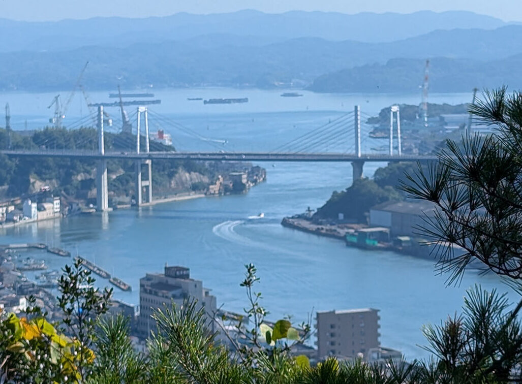 千光寺山から下山中の景色　海が見える