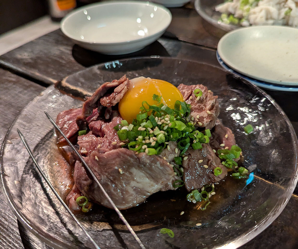 しっとりとした生肉感が味わえる、当店大人気メニュー『サガリユッケ』 1408円(税込) 人気沸騰中の牛サガリユッケ!こだわりのそぎ落としカットでタレが食べやすく、染み込んで美味しい♪しっとりとした生肉感が味わえます