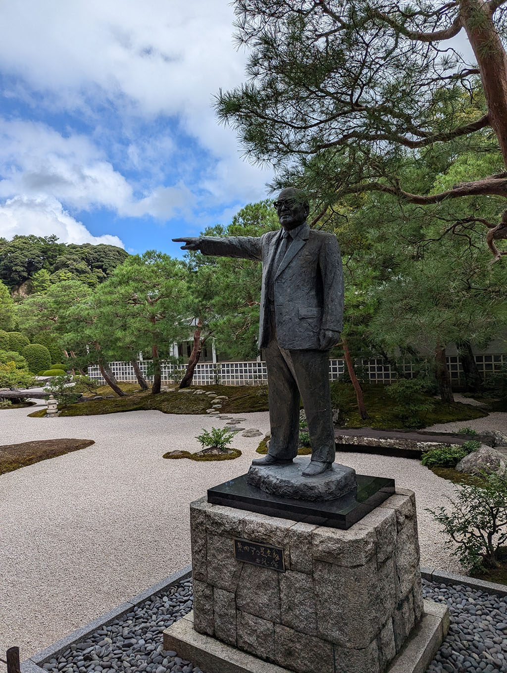 足立全康氏の像