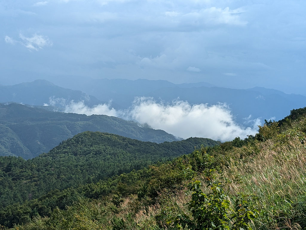 遠くには山々が連なっている。