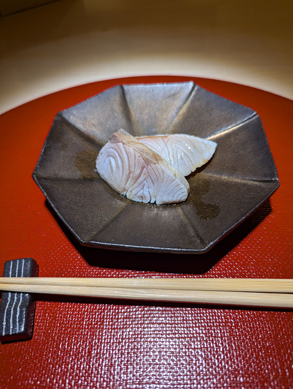炙り白身の刺身。うっすらと焼き目をつけた繊細な一皿