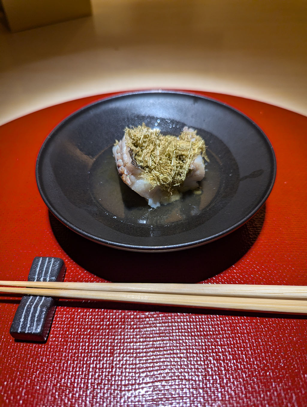 炙りタコの身にたっぷりととろろ昆布がのった一皿
