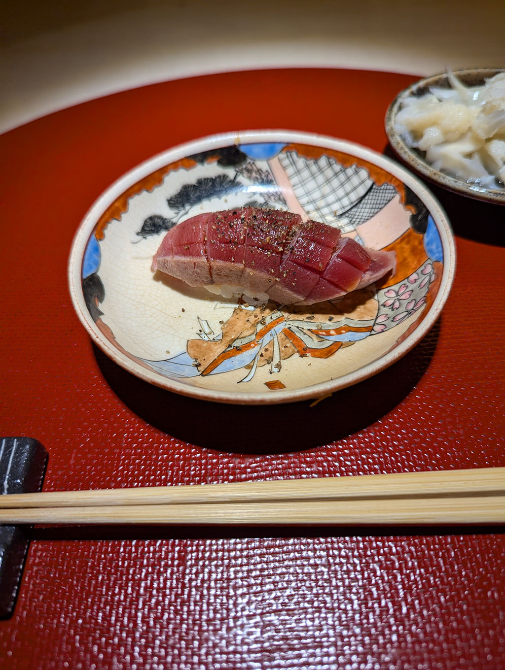 香ばしく炙ったマグロにスパイスを効かせた創作寿司