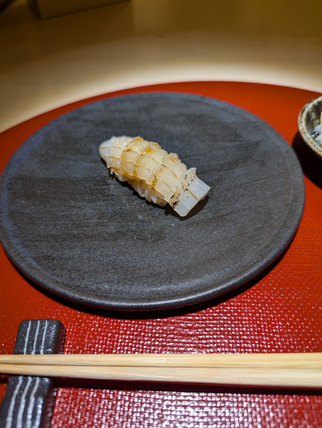 丁寧に包丁が入ったイカの握り。美しい細工が際立つ