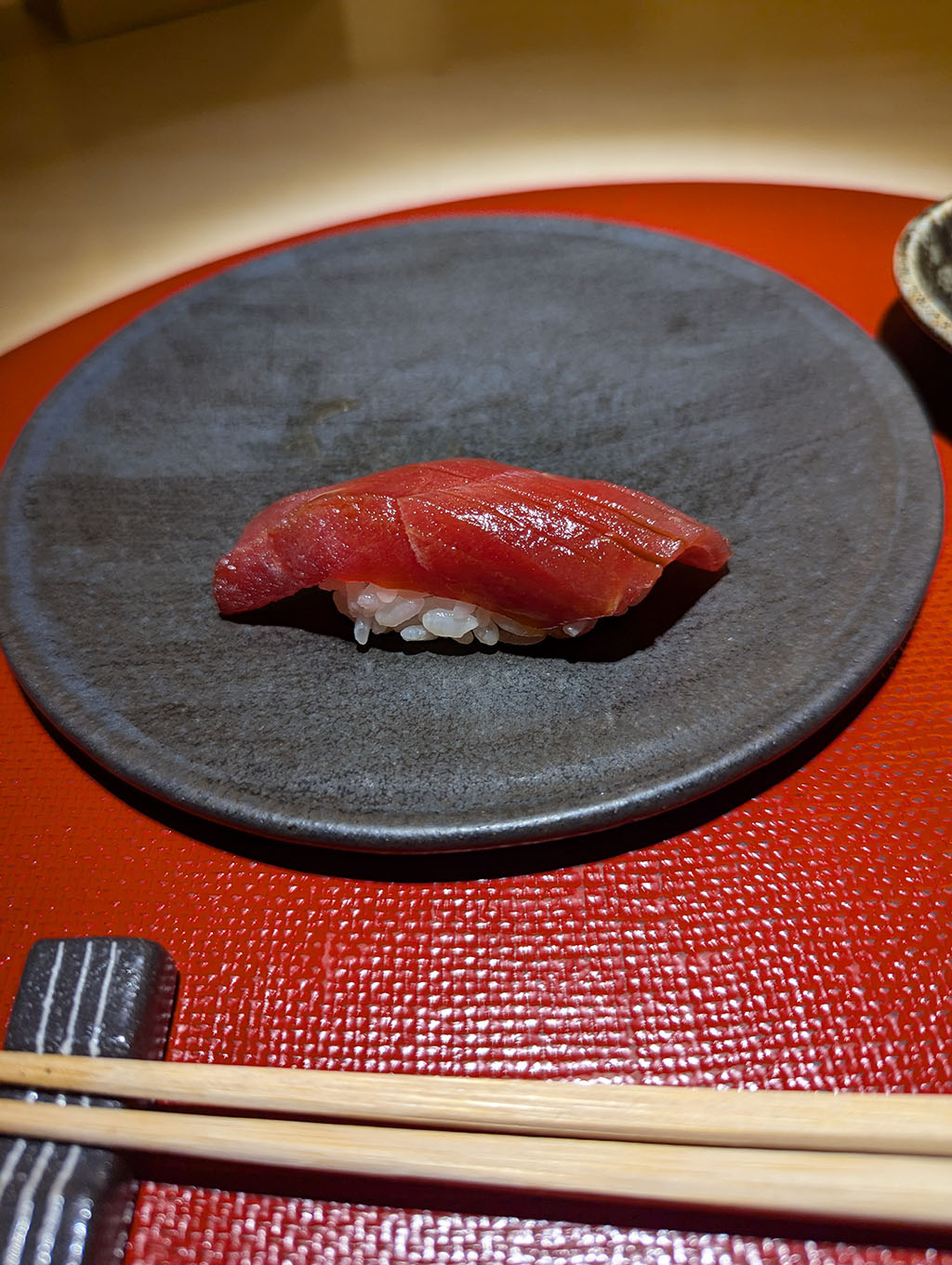 シンプルながら旨みが際立つマグロ赤身の握り