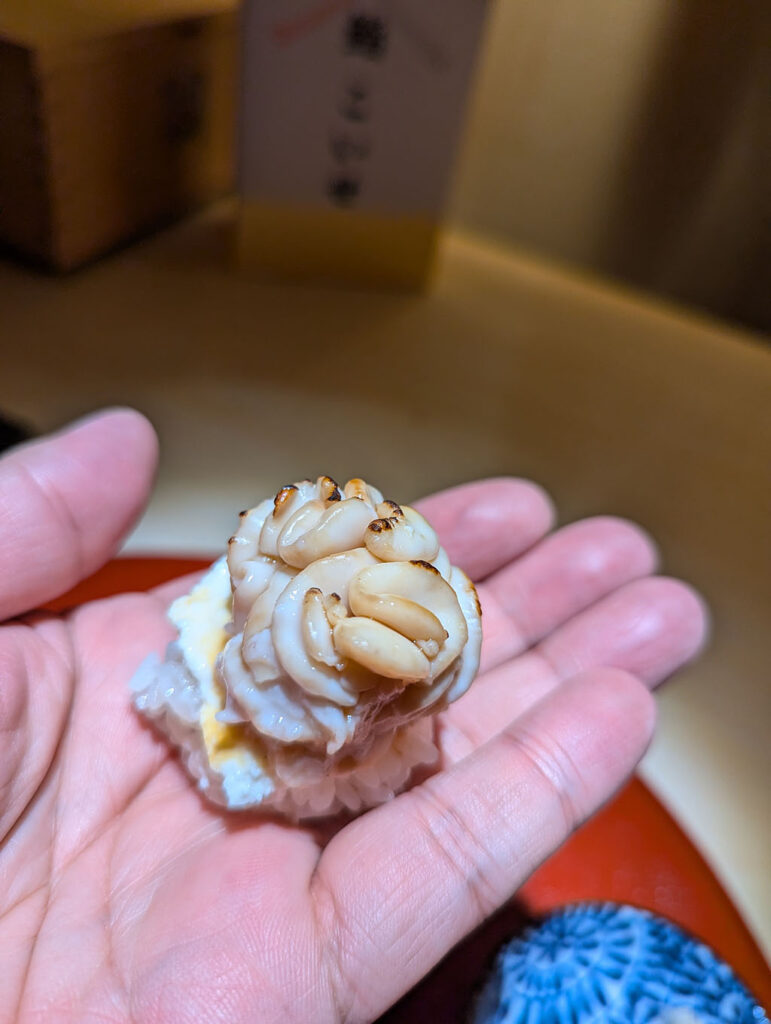 軽く炙った白子をシャリにのせた、香ばしく濃厚な握り