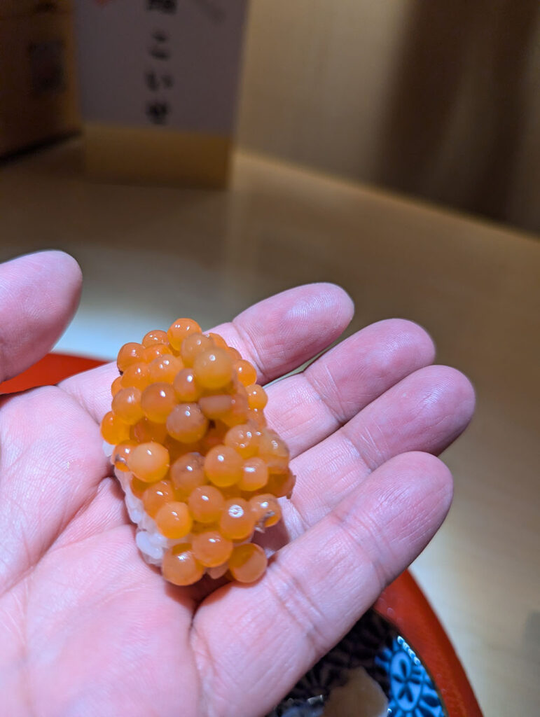 濃い橙色が美しい、手渡しスタイルのいくら軍艦