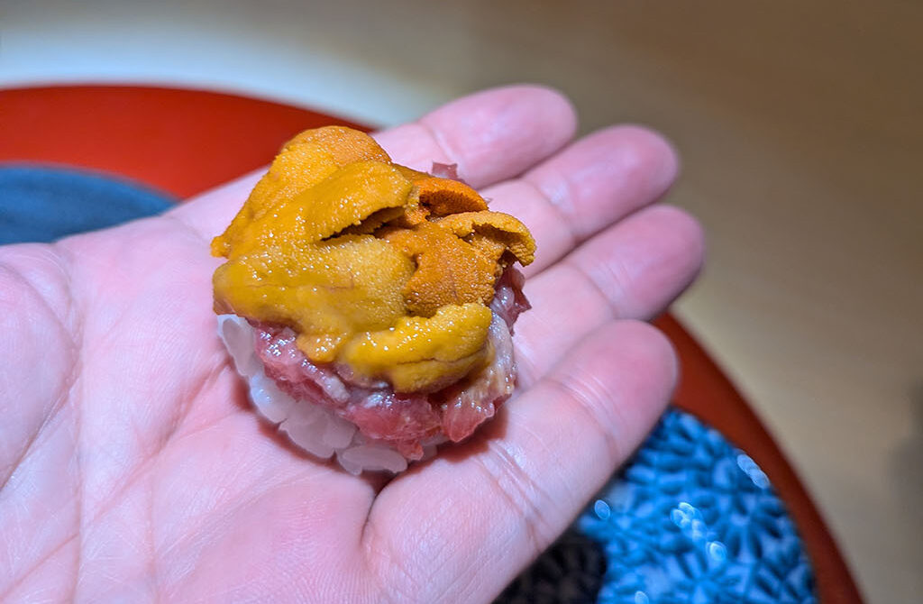 札幌・弐ノ蔵の創作寿司より。職人の手から受け取ったウニの握り