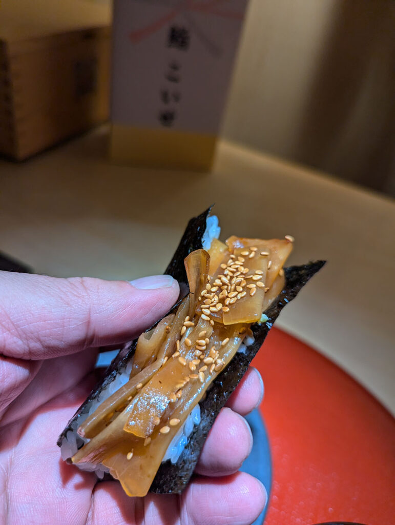 甘辛く炊いたかんぴょうを巻いた一口サイズの手渡し巻き寿司
