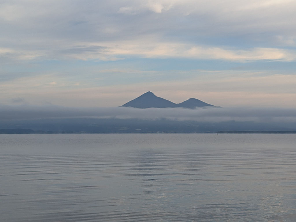 朝の猪苗代湖の幻想的な景色