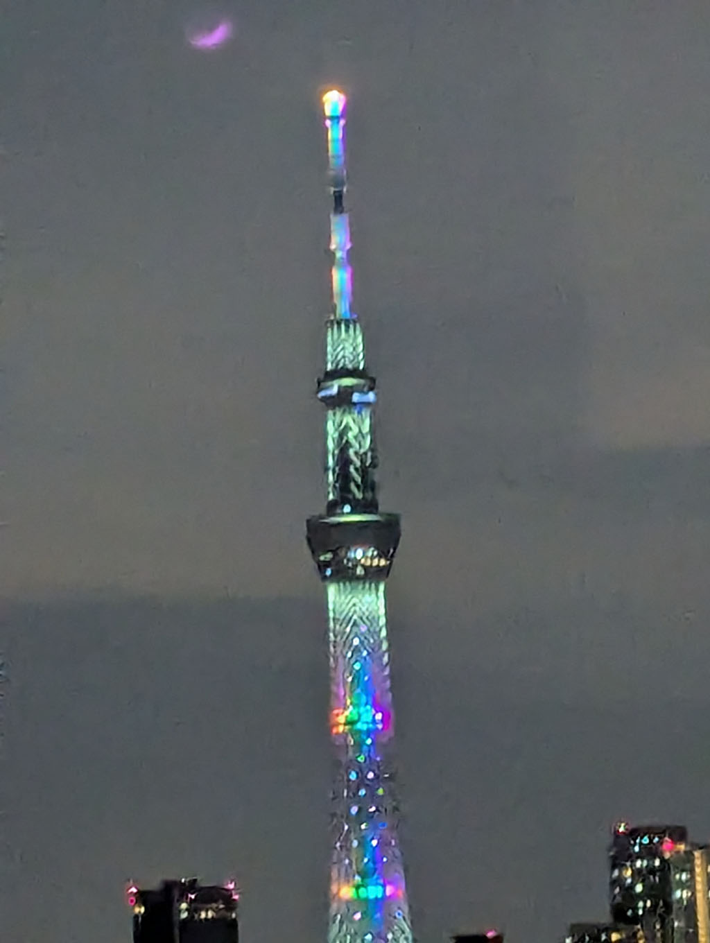 スカイツリーと三日月