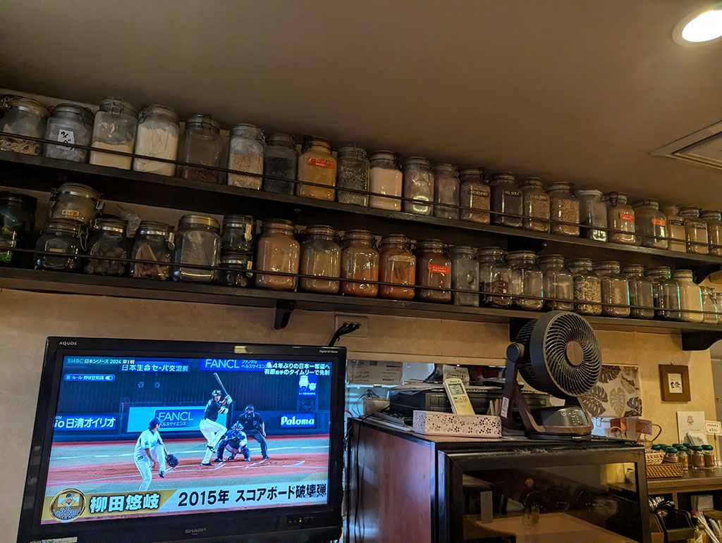 SPICE HOUSE PePe 鎌倉店内 日本シリーズを放送中