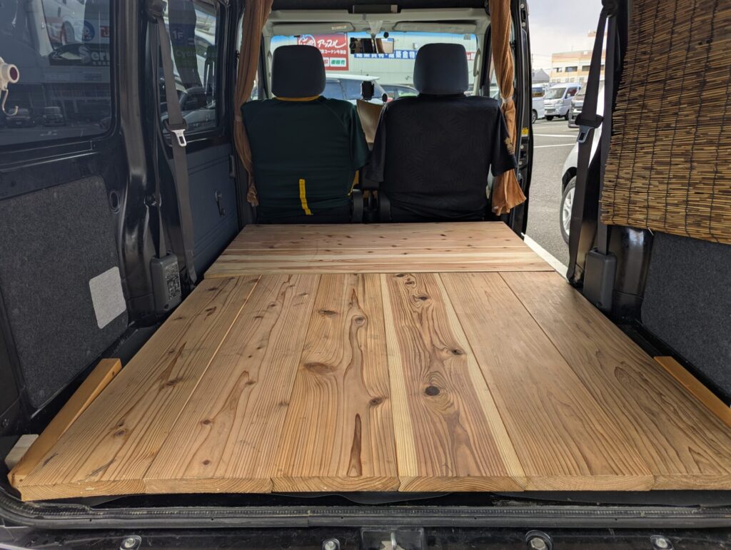ハイゼットカーゴの後部座席と荷台を板の組み合わせでフラット化する