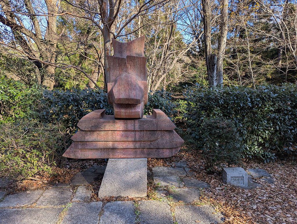 鳥と甲冑 桂修 トラバーチン赤 イタリア産