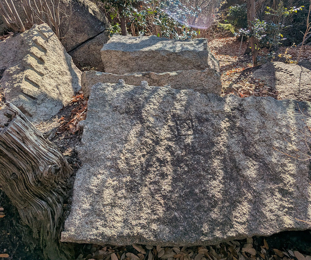 切り出された石