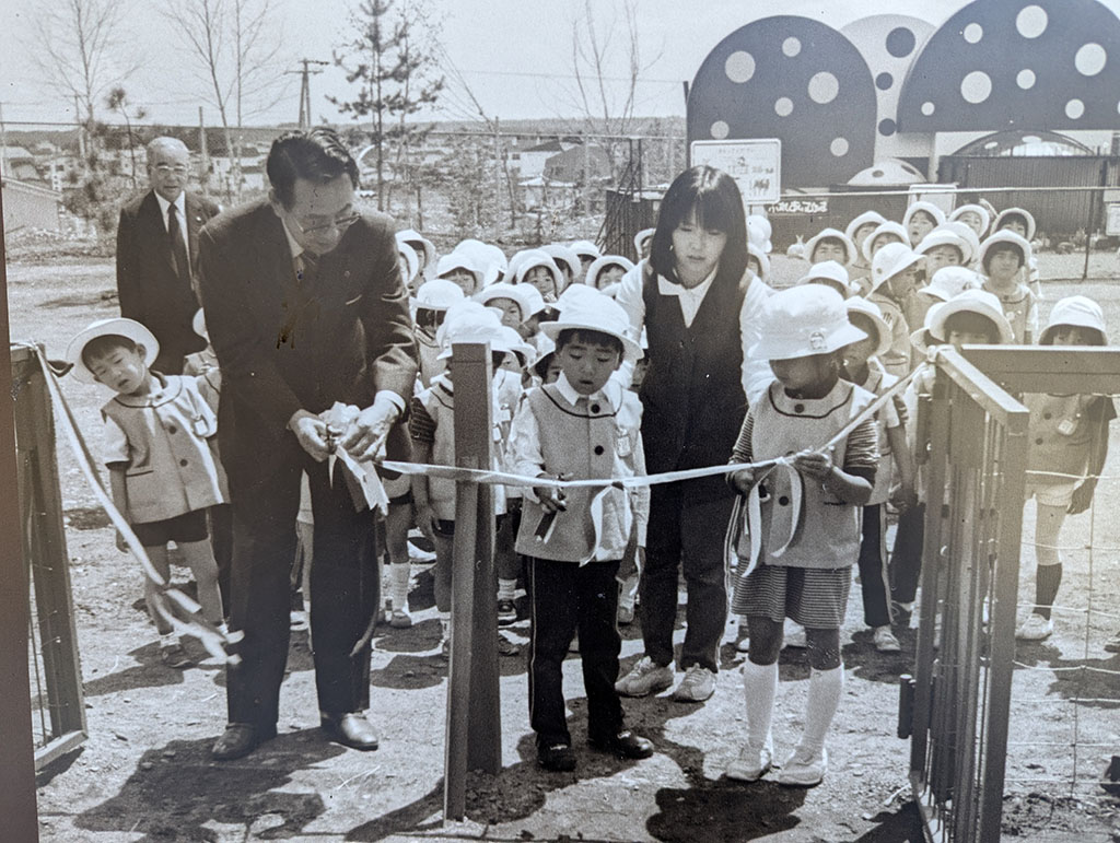 帯広市おびひろ動物園 わかば幼稚園の園児がテープカットしてこども動物園開園をお祝い