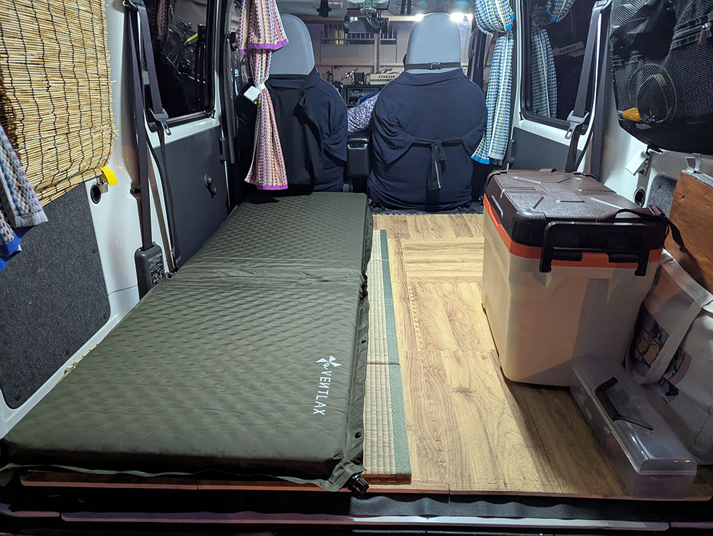 車内にマットを敷いた状態