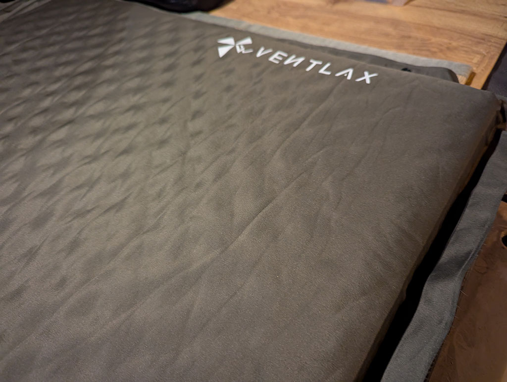 車中泊用に使用されているVENTLAXの厚手マットのアップ写真