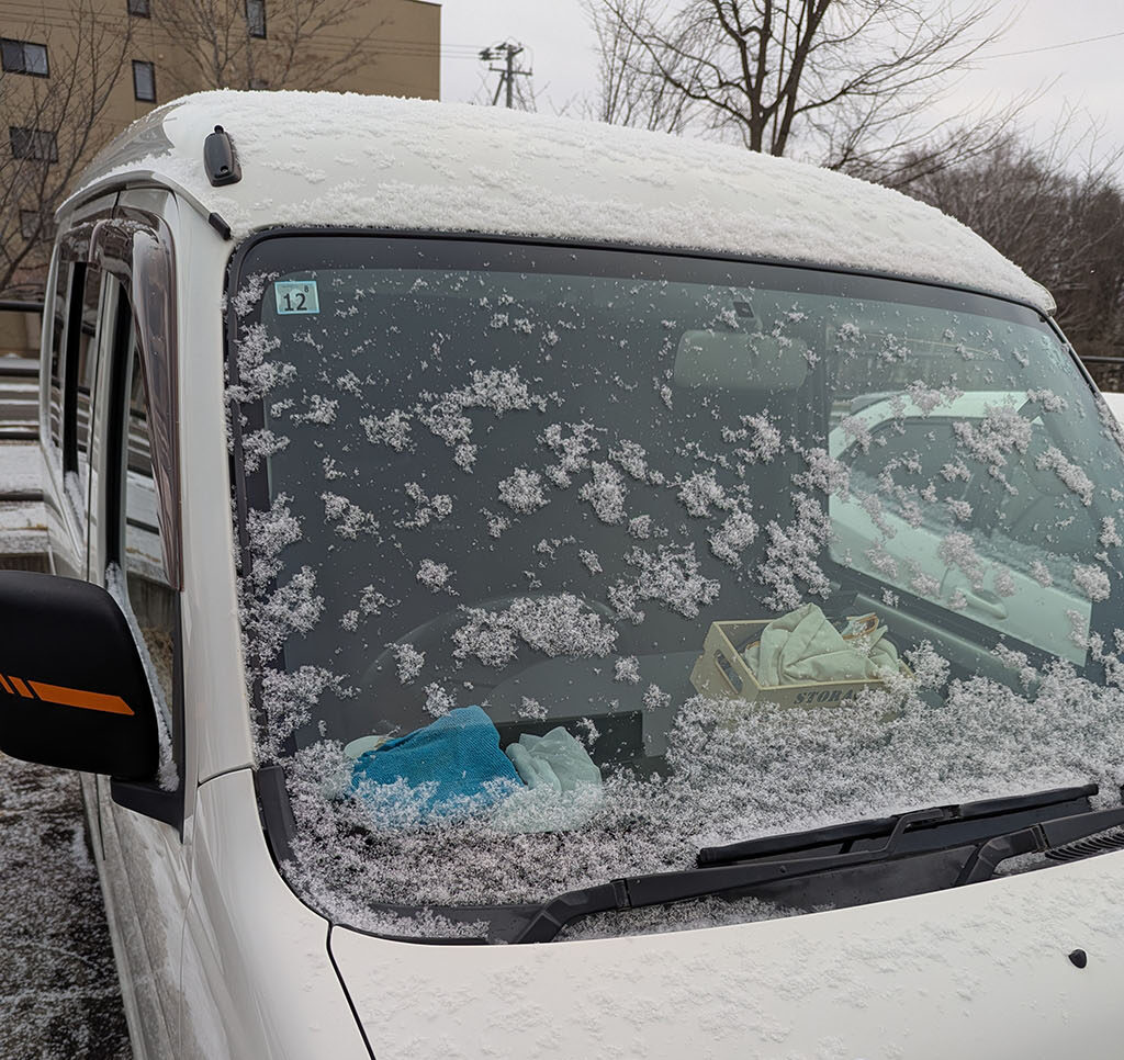 小雪がちらつき車には薄く雪が積もっていた