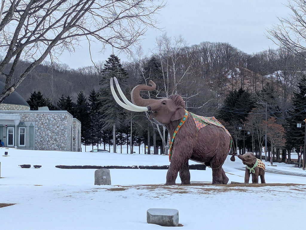 ナウマン像記念館前にある像