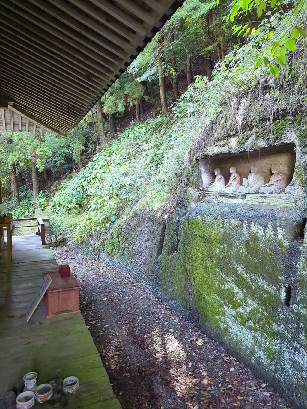 本堂裏に佇む五体の縁切り羅漢