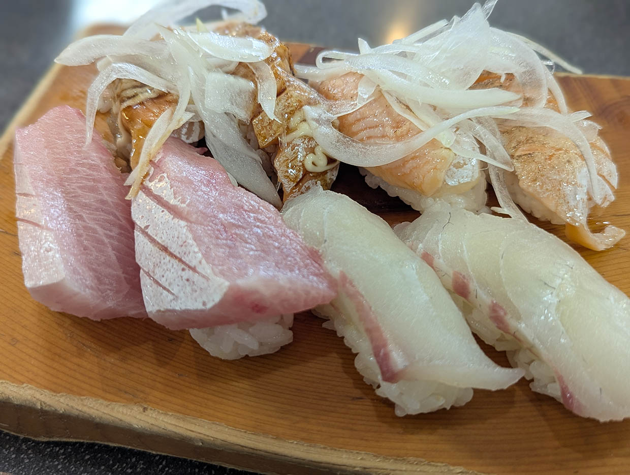 厚切りのネタがのった握り寿司の盛り合わせ(トロ・白身・炙り)