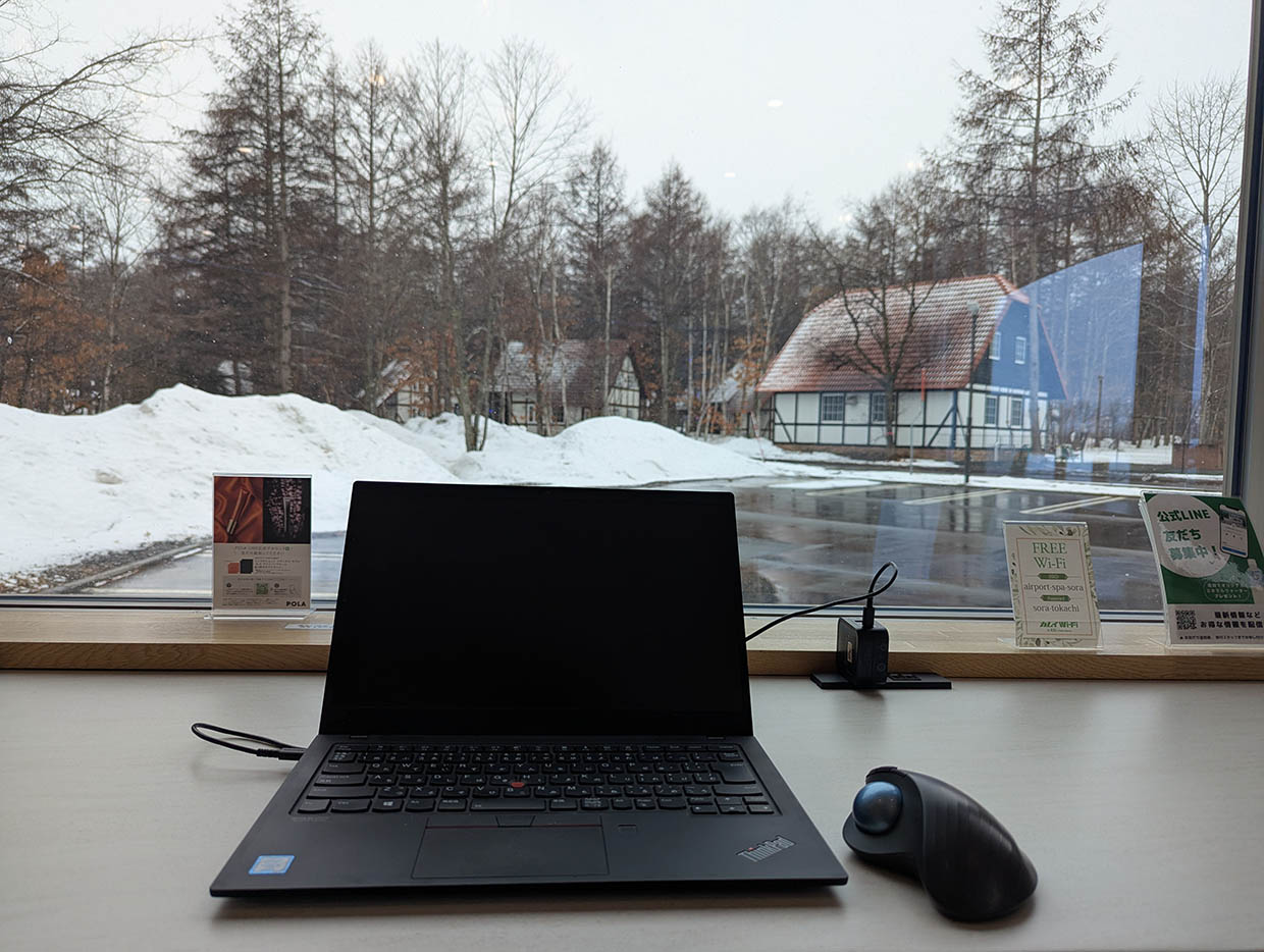 4月の雪が残る十勝エアポートスパそらの休憩所でノマドワーク