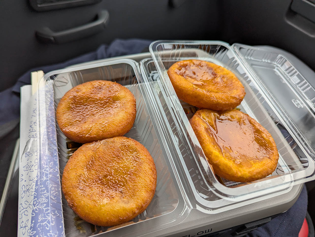 道の駅なかさつないの車内で並べられた、いももちとかぼちゃもちのパック