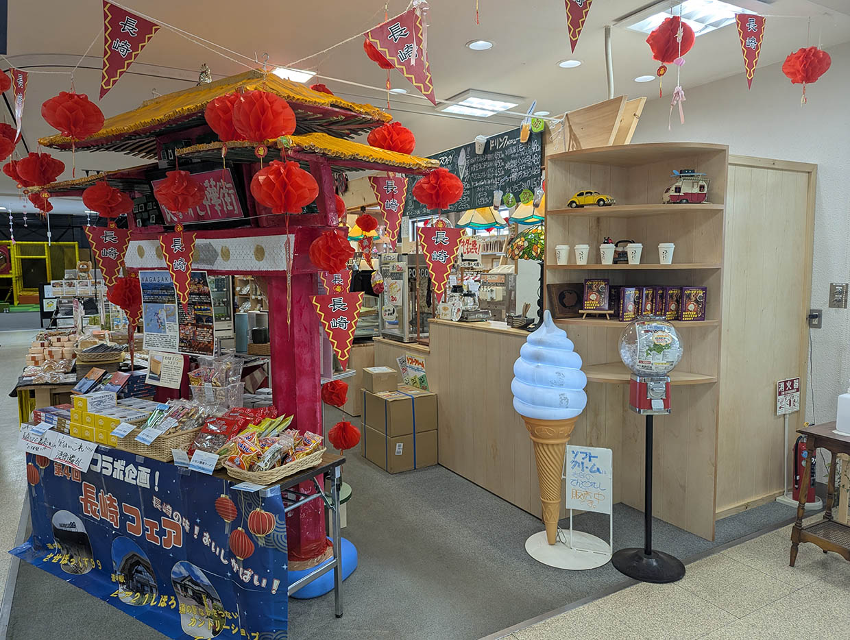 赤い提灯や旗が飾られた、長崎フェアの売店コーナー