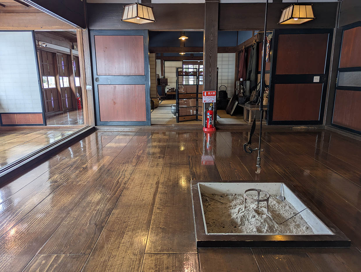 中札内村開拓記念館の室内。磨き込まれた板の間に囲炉裏が設置されている。