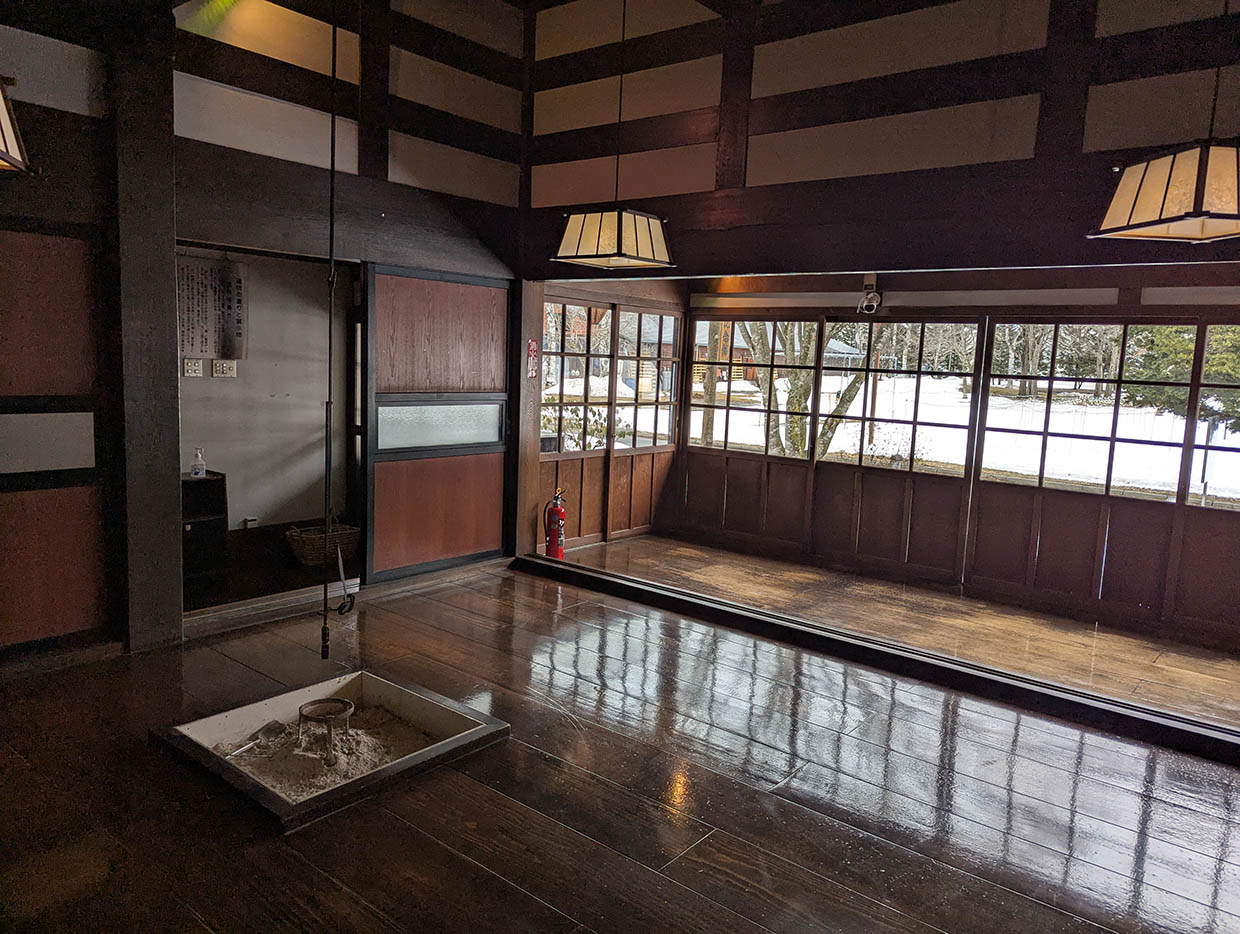 雪景色を望む、開拓記念館の磨き上げられた板の間と窓
