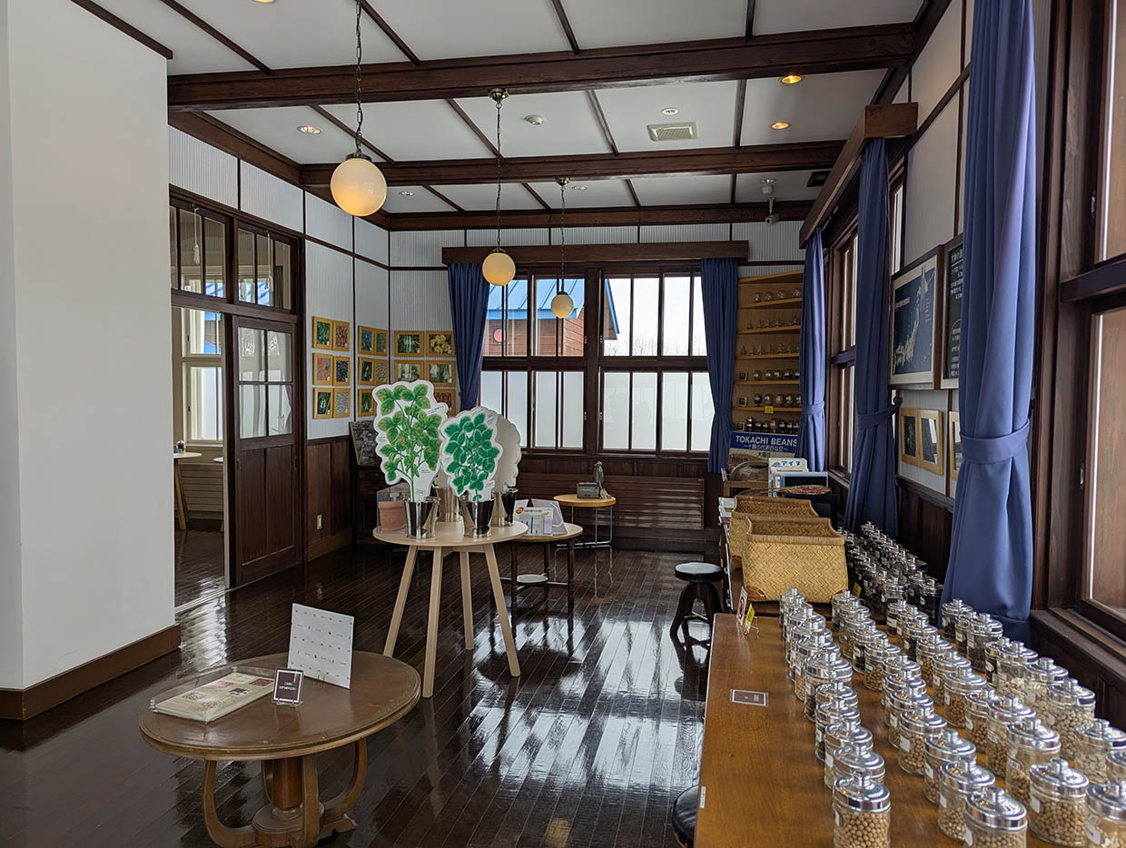 道の駅なかさつないにあるビーンズ邸の展示室。十勝産の豆が瓶に並び、木造の温かみある空間に豆文化の資料が展示されている。