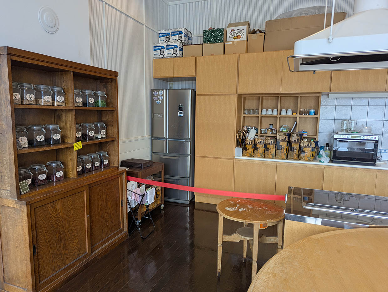 道の駅なかさつない「ビーンズ邸」のキッチンスペース。豆の瓶が棚に並び、調理器具やオーブンが備えられている。