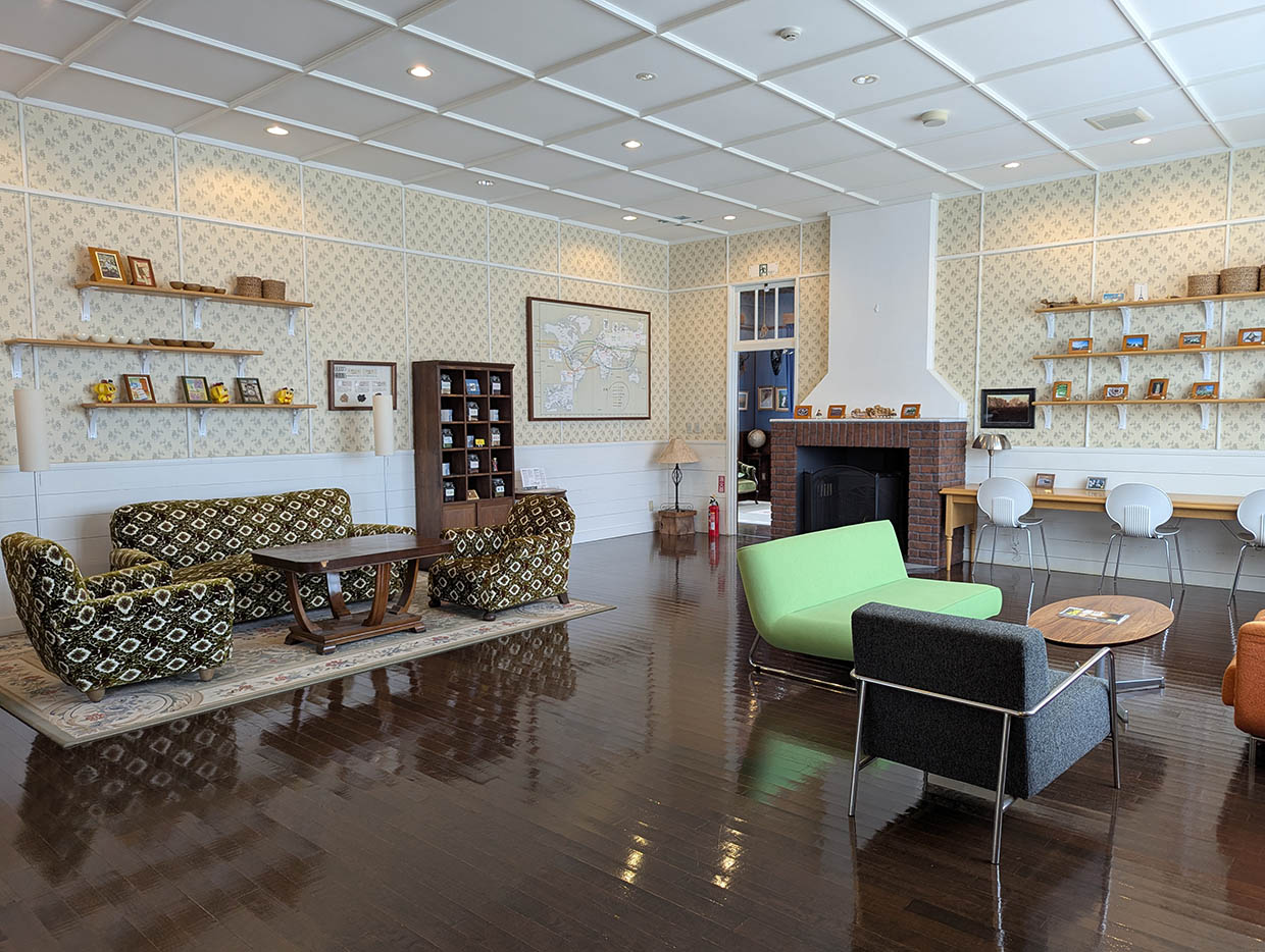 道の駅なかさつないにあるビーンズ邸の内部。レトロなソファや暖炉が並ぶ落ち着いた空間