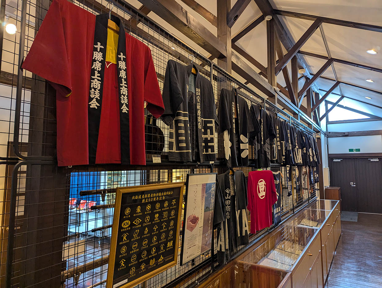 壁一面に飾られた十勝の商店や団体の法被が並ぶ展示
