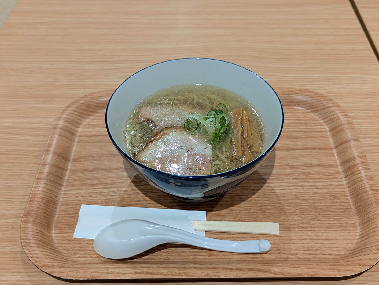 木のトレイに載せられた、ネギとチャーシューが乗ったブロッコリーラーメン