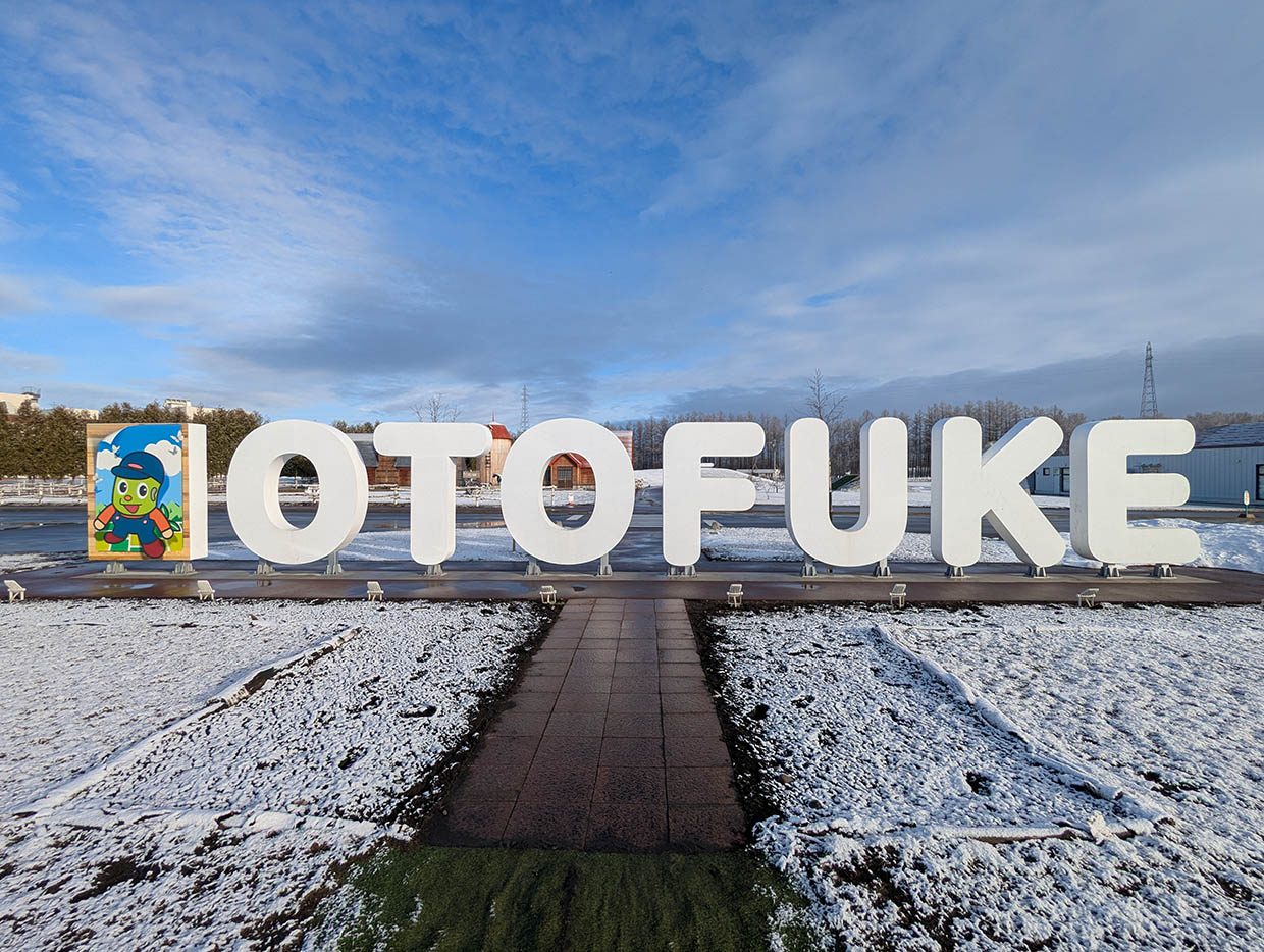 OTOFUKEのサイン。4月でも雪がまだ積もっている。