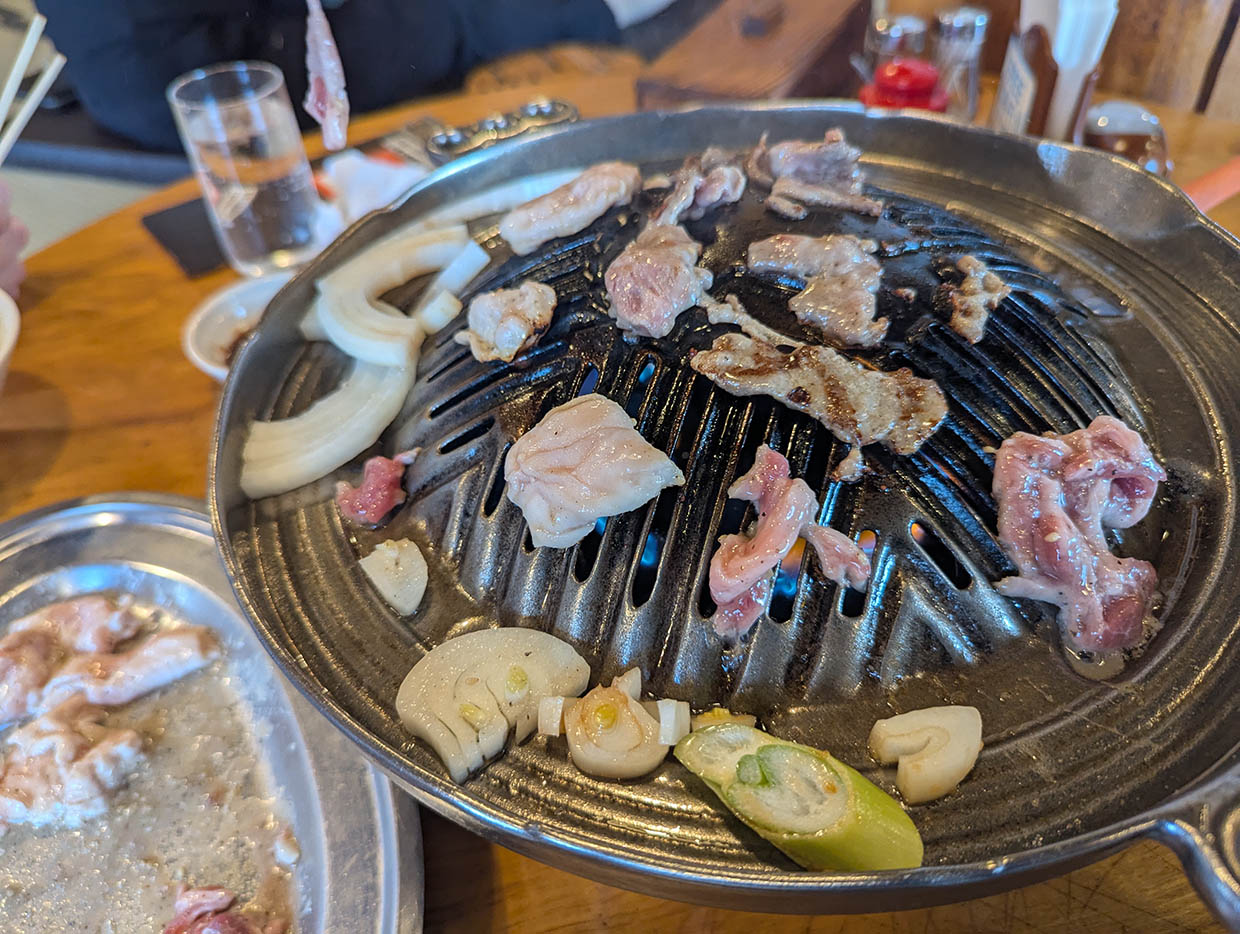 野菜と肉をジンギスカン鍋で役