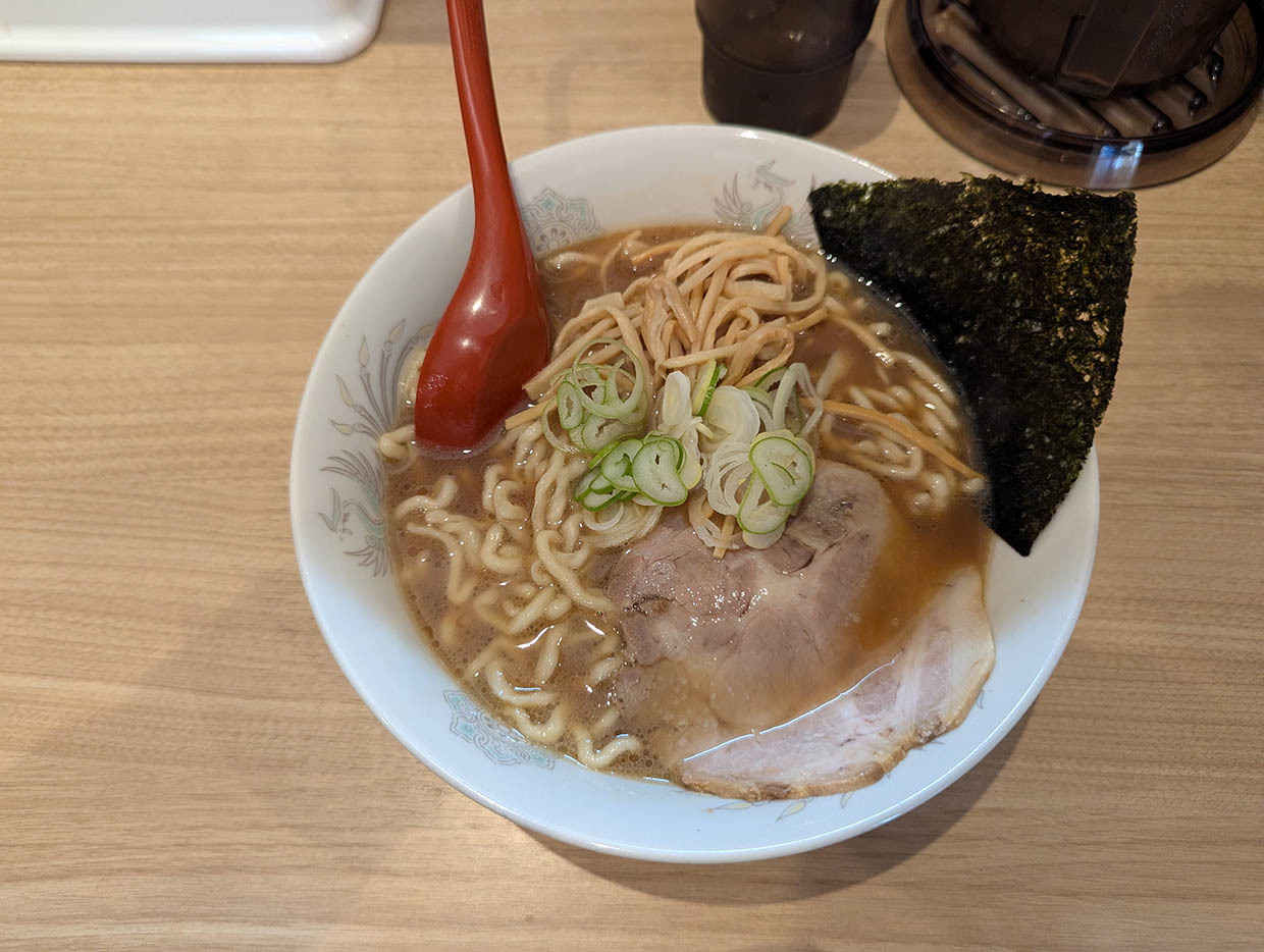 魚介系しょうゆスープに太ちぢれ麺、チャーシュー、海苔がのったラーメン