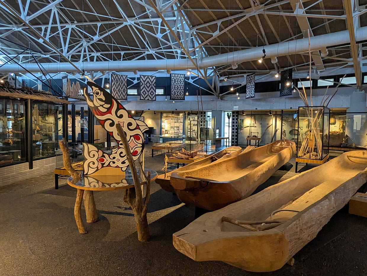 平取町立二風谷アイヌ文化博物館の館内に展示されたアイヌの丸木舟や木彫りの魚、伝統的な漁具や工芸品