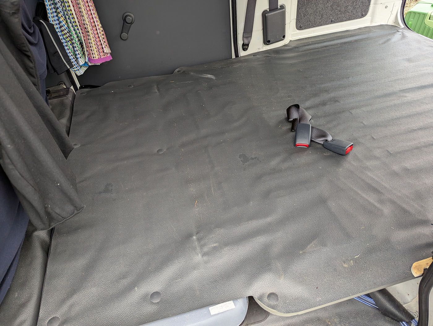 後部座席のシートベルトのバックル