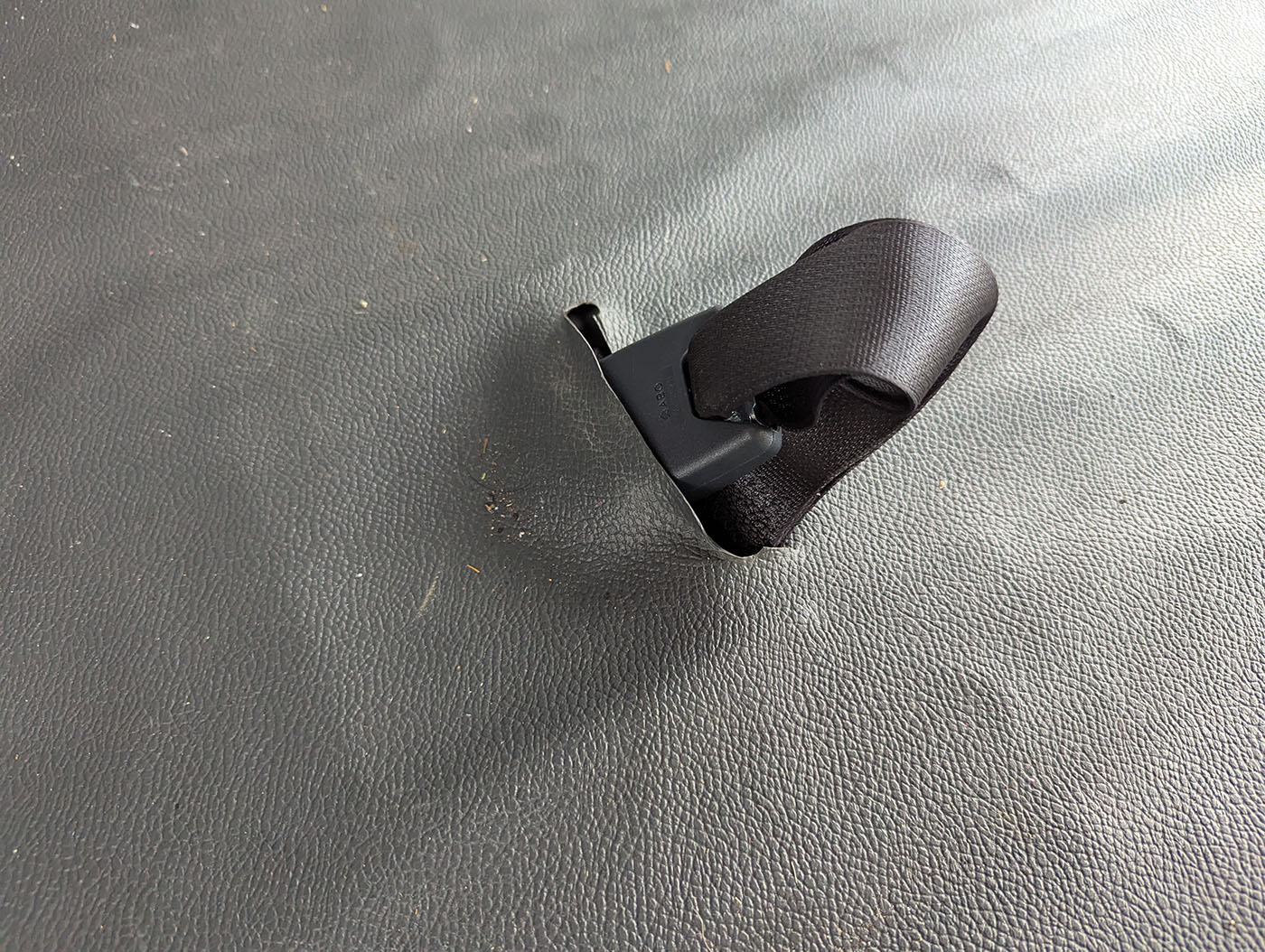 後部座席のシートのバックルを収納する