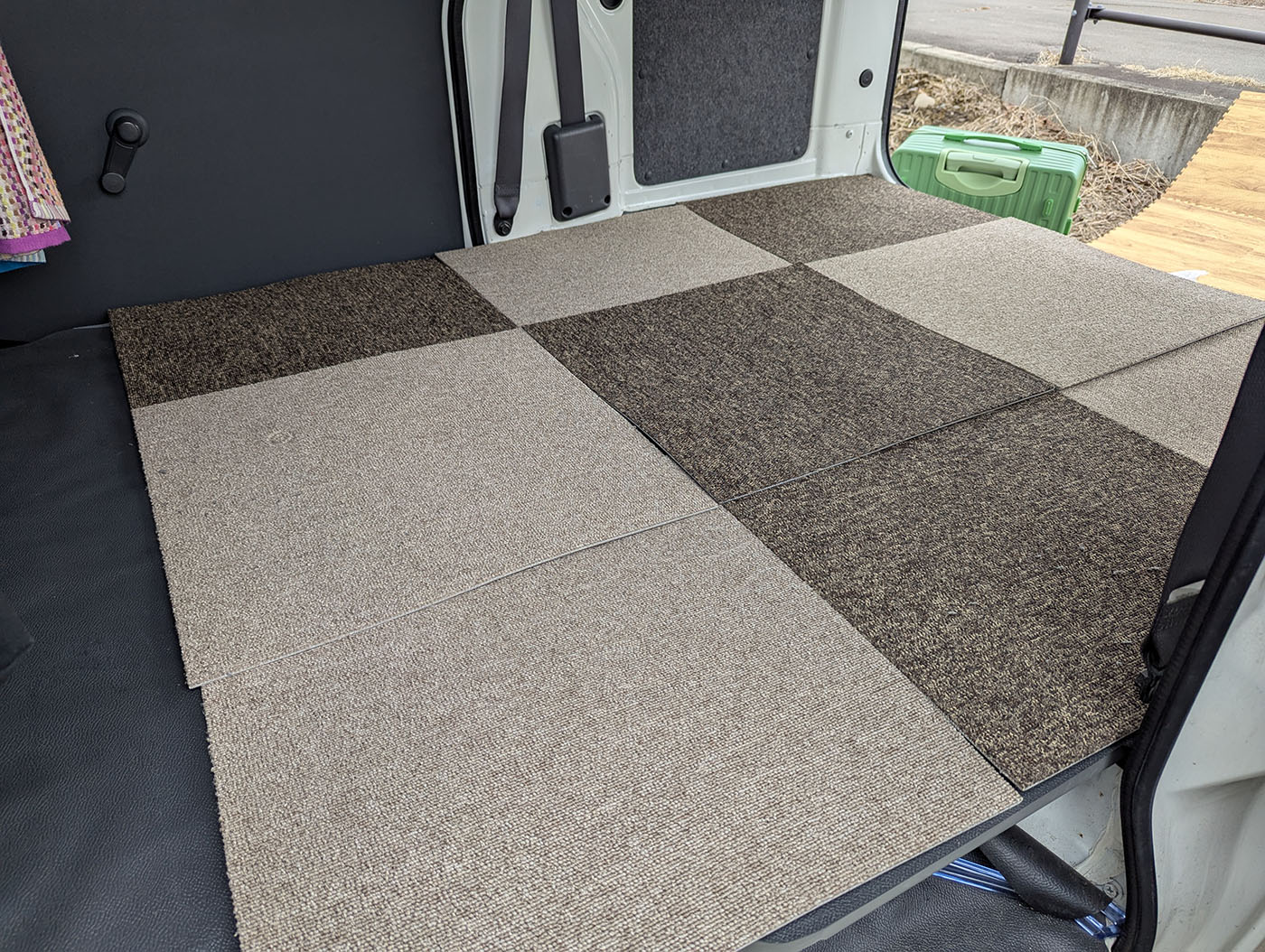 ハイゼットカーゴの荷台にカーペットを敷く