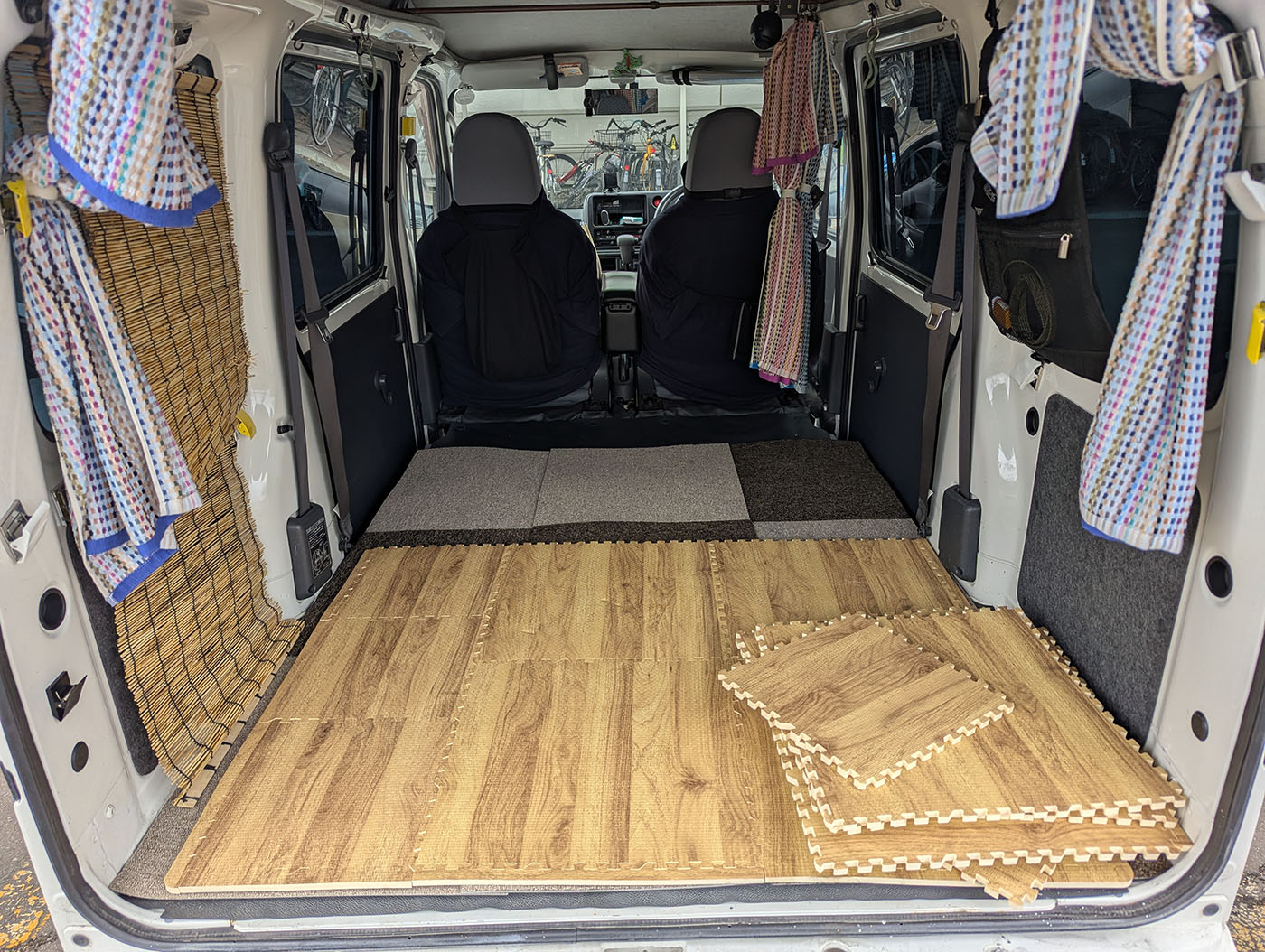 ハイゼットカーゴの荷台にカーペットを敷き、その上のジョイントマットを敷く