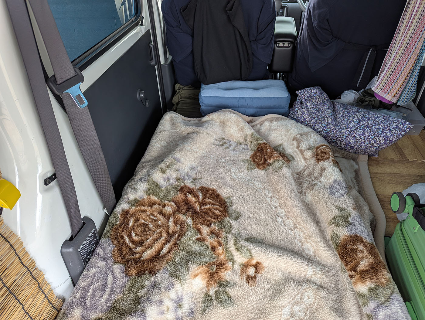車中泊仕様の軽バン車内。花柄の毛布を敷いた寝床部分のアップ。