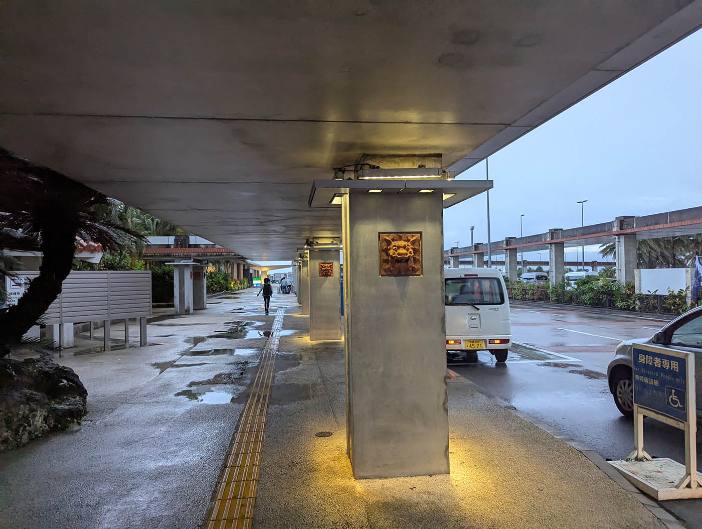 雨の石垣島空港