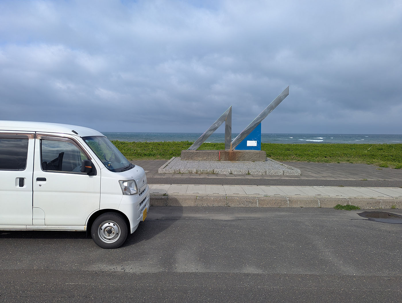 北緯43度のモニュメントとハイゼットカーゴ
